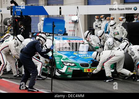 Un handout foto rilasciata da Hoch Zwei il 15 settembre 2013 mostra il brasiliano della BMW-pilota Augusto Farfus durante il pit stopp all'ottava gara del DTM a Oschersleben in Germania. Foto Stock