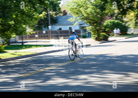 Un ciclista di accelerare l'ombra di una strada panoramica con sfocatura del movimento Foto Stock