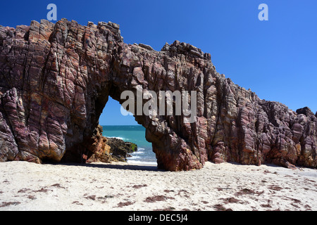 Arco di roccia sulla spiaggia, Jericoacoara, Ceará, Brasile Foto Stock