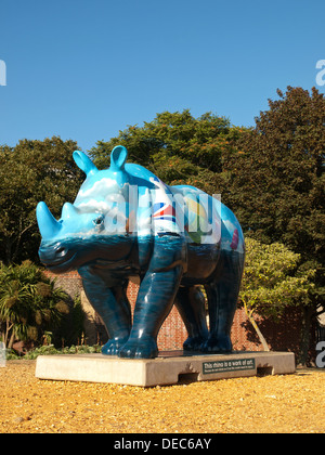 Scultura di rinoceronte di Southampton Hampshire England Regno Unito parte di Marwell Zoo arte pubblica evento organizzato per dieci settimane in estate 2013 Foto Stock