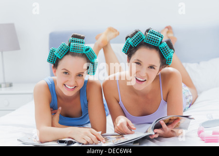 Ragazze in i capelli rulli riviste Foto Stock