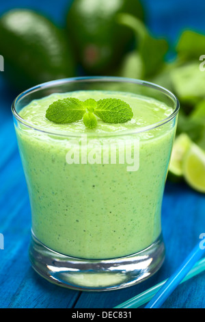 Rinfrescante sano frullato verde fatta di freschi di avocado, spinaci, lime e yogurt guarnito con menta Foto Stock