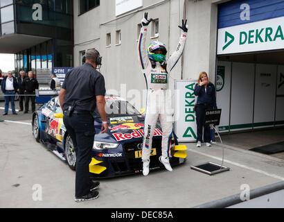 (HANDOUT) un handout foto rilasciata da Hoch Zwei il 15 settembre 2013 mostra il brasiliano della BMW-pilota Augusto Farfus per celebrare la sua vittoria dell'ottava gara del DTM a Oschersleben in Germania. Foto Stock