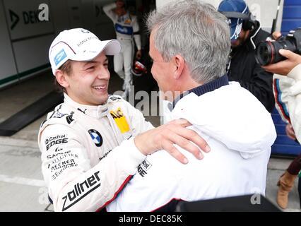 (HANDOUT) un handout foto rilasciata da Hoch Zwei il 15 settembre 2013 mostra il brasiliano della BMW-pilota Augusto Farfus per celebrare la sua vittoria dopo l'ottava gara del DTM con BMW Motorsport director Jens Marquardt a Oschersleben in Germania. Foto Stock