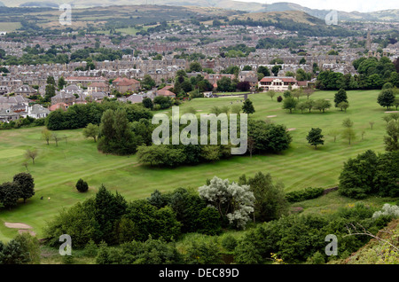 Guardando a sud di Edimburgo in Scozia da Holyrood Park. Foto Stock