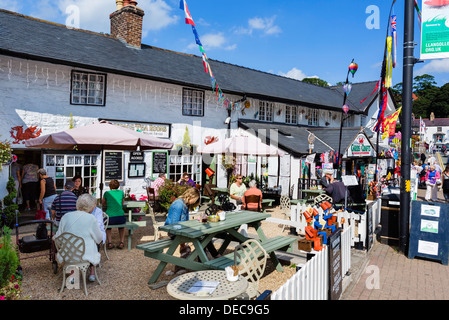 Sale da tè su Castle Street nel centro della città di Llangollen, Denbighshire, Wales, Regno Unito Foto Stock