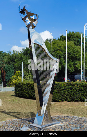 Arpa al di fuori della International Musical Eisteddfod sito in Llangollen, Denbighshire, Wales, Regno Unito Foto Stock