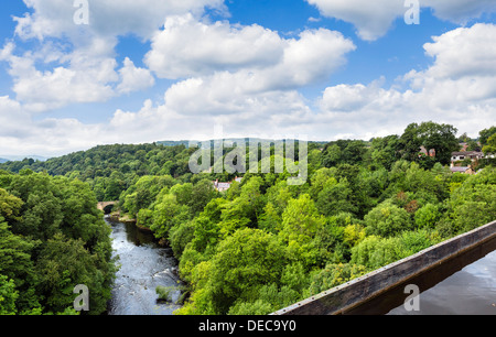 Vista sul fiume Dee valley da Acquedotto Pontcysyllte portante il Llangollen Canal, vicino a Llangollen, Denbighshire, Wales, Regno Unito Foto Stock