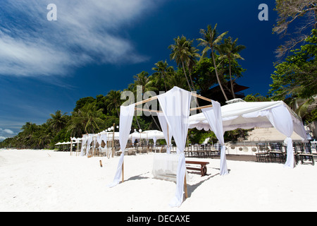 Arco di nozze decorata sulla spiaggia caraibica Foto Stock