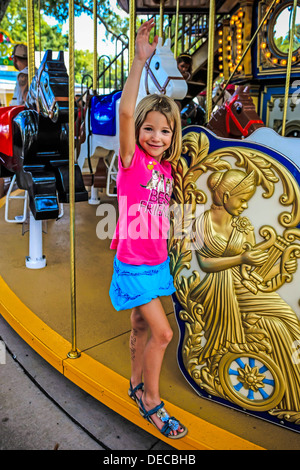 Ragazza giovane gode di una corsa su una giostra al Parco a tema Legoland Florida Foto Stock