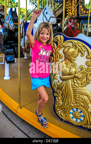 Ragazza giovane gode di una corsa su una giostra al Parco a tema Legoland Florida Foto Stock