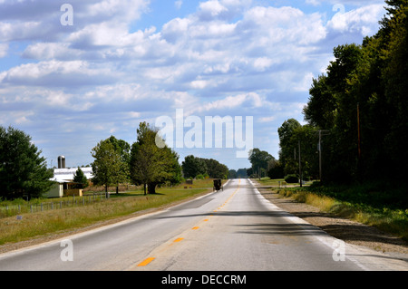 Amish buggy sulla strada Foto Stock