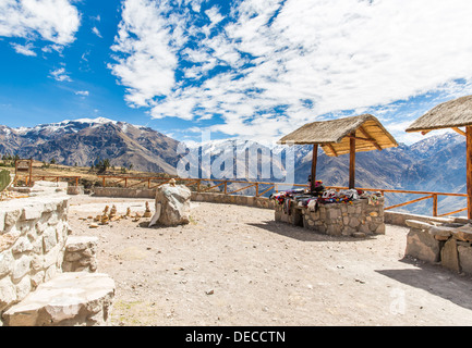 Mercato, venditori ambulanti nel Canyon del Colca, Perù, Sud America. Manto colorato, sciarpa e panno, ponchos dalla lana di alpaca e lama Foto Stock