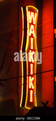 L'insegna al neon del Waikiki Motel è un esempio iconico di americana della metà del secolo nel quartiere storico di Dop Wop a Wildwood, New Jersey. Rappresenta lo stile colorato e vibrante del design popolare durante il dopoguerra. Foto Stock