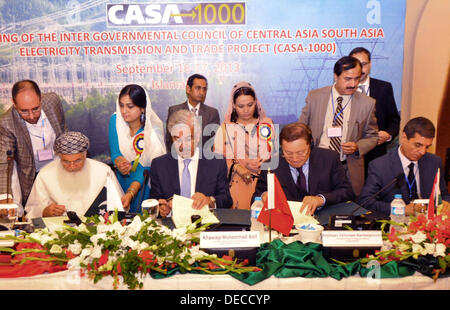 Islamabad, Pakistan. Xvi Sep, 2013. Handout image PID  cerimonia di firma dei principali resoluation dell Asia centrale asia del sud per la trasmissione di elettricità e il commercio progetto casa-100 resoluation riunione (foto di PID/Deanpictures/Alamy Live News Foto Stock