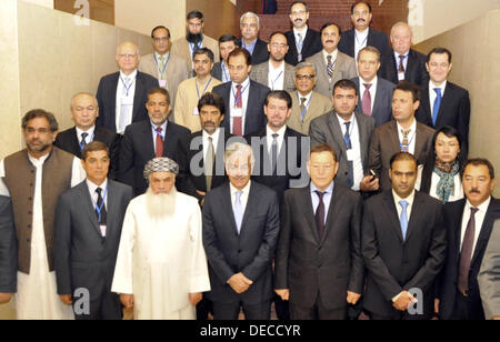 Islamabad, Pakistan. Xvi Sep, 2013. Handout image PID  cerimonia di firma dei principali resoluation dell Asia centrale asia del sud per la trasmissione di elettricità e il commercio progetto casa-100 resoluation riunione (foto di PID/Deanpictures/Alamy Live News Foto Stock