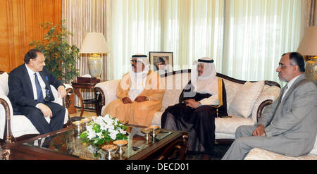 Islamabad, Pakistan. Xvi Sep, 2013. Handout image PID  Il Sig. Nawaf Abdulaziz Alenezi, ambasciatore del Kuwait, il sig. Riyadh Yousuf Ahmed Al Raisi, Ambasciatore di Oman e il sig. Abdullah Essa Albasha Al-Noaimi, Ambasciatore degli Emirati Arabi Uniti ha invitato il Presidente Mamnoon Hussain a Aiwan-Sadar a Islamabad il 16 settembre 2013 (foto di PID/Deanpictures/Alamy Live News Foto Stock