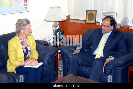 Islamabad, Pakistan. Xvi Sep, 2013. Handout image PID  ambasciatore statunitense robin raphael chiamato il prof.ahsan iqbal federaae il ministro per la pianificazione dello sviluppo e delle riforme nel suo ufficio (foto di PID/Deanpictures/Alamy Live News Foto Stock