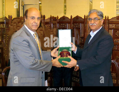 Islamabad, Pakistan. Xvi Sep, 2013. Handout image PID  presidente sentae syed nayyer hussain bokhari presentando souvenir per la fuoriuscita segretario senato iftikharullah babar presso casa pareliament (foto di PID/Deanpictures/Alamy Live News Foto Stock