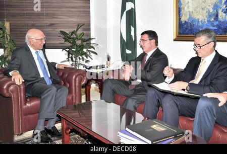 Islamabad, Pakistan. Xvi Sep, 2013. Handout image PID  us vice segretario della difesa ashton carter chiama il consigliere del Primo ministro per la sicurezza nazionale e gli affari esteri sartaj aziz (foto di PID/Deanpictures/Alamy Live News Foto Stock