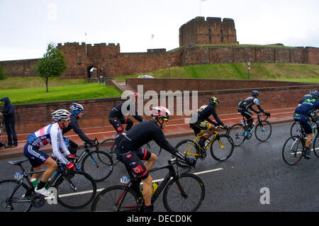 Carlisle, Regno Unito. Xvi Sep, 2013. Il tour della Gran Bretagna cycle race inizia a Carlisle con condizioni meteorologiche di pioggia e forte vento. Credito: Andrew Findlay/Alamy Live News Foto Stock