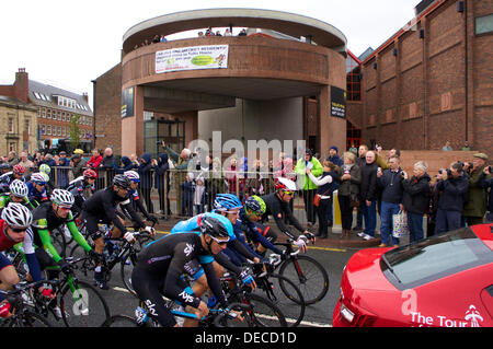 Carlisle, Regno Unito. Xvi Sep, 2013. Il tour della Gran Bretagna cycle race inizia a Carlisle con condizioni meteorologiche di pioggia e forte vento. Credito: Andrew Findlay/Alamy Live News Foto Stock