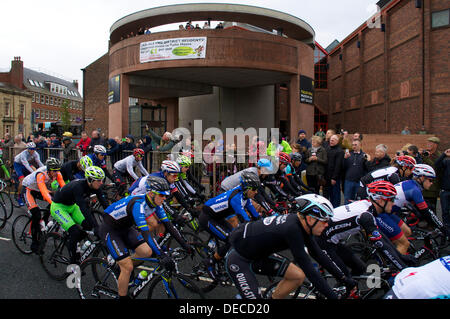 Carlisle, Regno Unito. Xvi Sep, 2013. Il tour della Gran Bretagna cycle race inizia a Carlisle con condizioni meteorologiche di pioggia e forte vento. Credito: Andrew Findlay/Alamy Live News Foto Stock