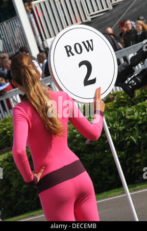 Goodwood, Hampshire, Regno Unito. Xv Sep, 2013. Pit girl sulla griglia © Azione Sport Plus/Alamy Live News Foto Stock