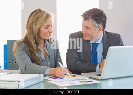 Due happy business persone sorridenti per ogni altro cercando di capire le figure Foto Stock