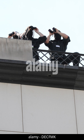 Berlino, Germania, Scharfschuetzen la polizia di Berlino su un tetto Foto Stock