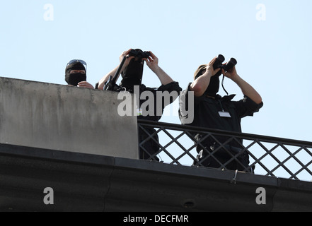 Berlino, Germania, Scharfschuetzen la polizia di Berlino su un tetto Foto Stock