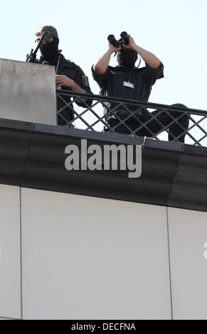 Berlino, Germania, Scharfschuetzen la polizia di Berlino su un tetto Foto Stock