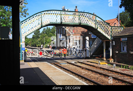 Una vista di passaggio a livello gate essendo chiuso in corrispondenza della stazione di Brundall, Norfolk, Inghilterra, Regno Unito. Foto Stock