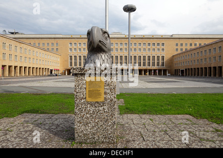 Berlino, Germania, la testa di Eagle Eagle Square a Tempelhof Foto Stock