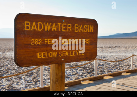 Segno a Badwater Basin, 282 piedi / 85,5 metri sotto il livello del mare, Death Valley, California, Stati Uniti d'America. JMH5399 Foto Stock