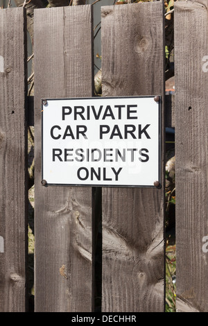 Parcheggio auto privato residenti solo segno fissato ad una staccionata di legno. Foto Stock