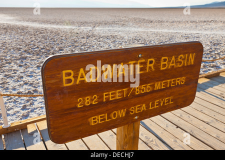 Segno a Badwater Basin, 282 piedi / 85,5 metri sotto il livello del mare, Death Valley, California, Stati Uniti d'America. JMH5400 Foto Stock