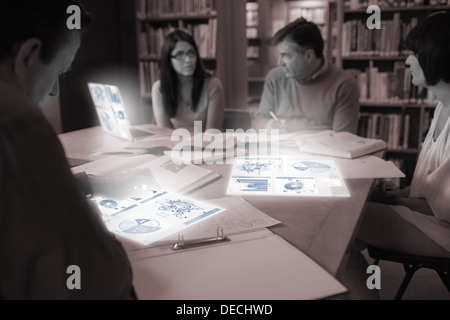 Gravi gli studenti maturi lavorando sui loro strumenti digitali Foto Stock