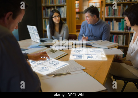 Concentrati gli studenti maturi lavorando sui loro strumenti digitali Foto Stock