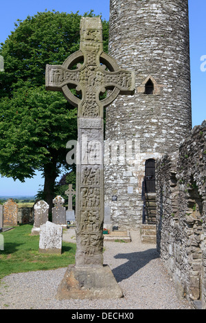 La torre circolare e la Croce Ovest (alta Croce) a Monasterboice, Irlanda Foto Stock
