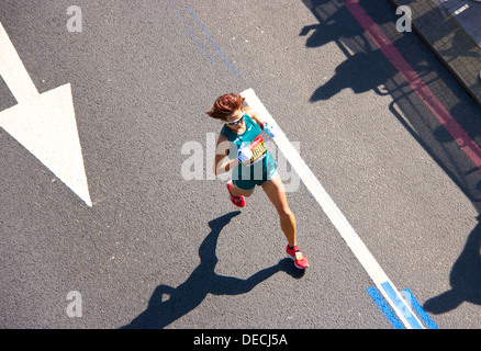 34 anni guida giapponese Yoko Shibui a Londra nel 2013 femminile alla maratona. Ella venne xvii in 2 ore e 37 minuti e 35 secondi Foto Stock