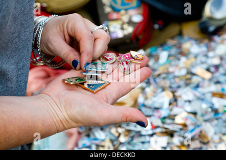 Vecchia medaglie comunista su un mercato delle pulci a Berlino Foto Stock