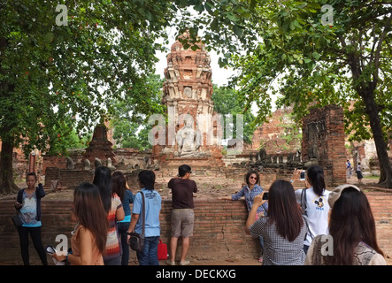 I turisti al Wat Mahathat, Ayutthaya Thailandia Foto Stock