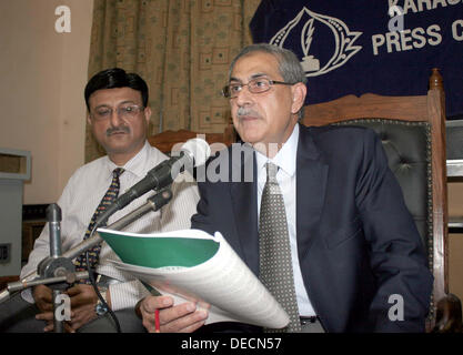 Federazione dei dipendenti del presidente del Pakistan, Muhammad Noman indirizzi alla media delle persone nel corso di una conferenza stampa a Karachi press club il lunedì, 16 Settembre 2013 Foto Stock