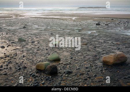 OREGON - Spencer Creek crossing Beverly Beach prima di raggiungere l'Oceano Pacifico a Beverly Beach State Park vicino a Newport. Foto Stock