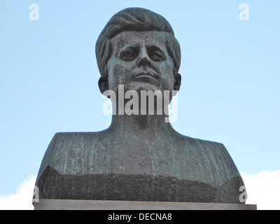 Il busto di John F. Kennedy, scolpito da Jacques Lipchitz nel 1965, si trova all'estremità sud del Military Park a Newark, New Jersey. Questa opera d'arte onora l'eredità del 35° presidente degli Stati Uniti e simboleggia la forza e la visione che ha portato nel paese. La statua fa parte della collezione di installazioni d'arte pubbliche a Newark e funge da punto di riferimento storico significativo per i visitatori e la gente del posto. Foto Stock