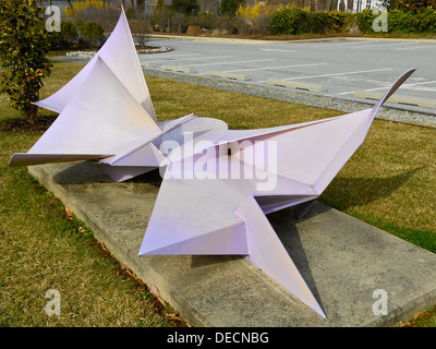 'Wild Iris', completato dall'artista Isaac Witkin nel 1974, è una scultura moderna situata all'esterno del Delaware Art Museum di Wilmington, Delaware. Il pezzo è noto per il suo design astratto e organico e fa parte della collezione all'aperto del museo, contribuendo al patrimonio paesaggistico e culturale della zona. Foto Stock
