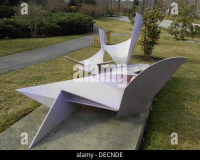La scultura "Wild Iris", completata nel 1974 da Isaac Witkin, si trova all'esterno del Delaware Art Museum di Wilmington, Delaware. Foto Stock