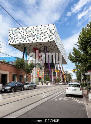 2004 Estensione di OCAD University, il forte centro di design. Una casella bianca e nera e sostenuta da pilastri colorati in corrispondenza di un angolo Foto Stock