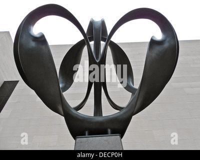 Il "continuum" di Charles O. Perry è una grande scultura astratta situata sui gradini sud dello Smithsonian Air & Space Museum. L'opera rappresenta il movimento e il passaggio del tempo, in linea con i temi dell'esplorazione e dell'innovazione del museo. Foto Stock